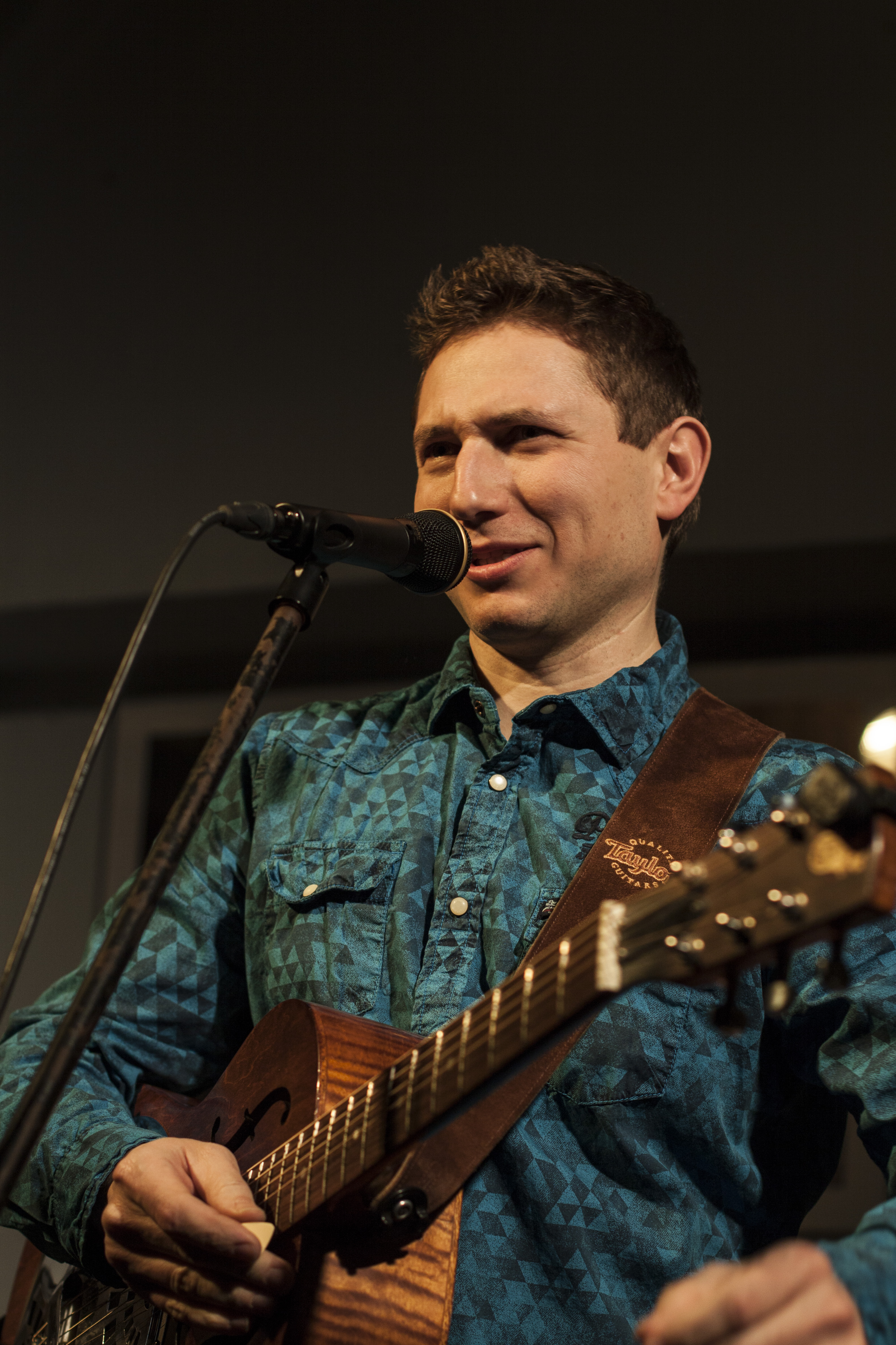 Bartek Dzikowski - koncertujący muzyk, gitarzysta, piosenkarz, autor wielu piosenek po polsku i angielsku, muzykoterapeuta kliniczny, nauczyciel z doświadczeniem pedagogicznym w międzynarodowym środowisku (American School of Warsaw). Prowadzi zajęcia z muzykoterapii dla dorosłych, dzieci oraz profesjonalistów doskonalących emisję głosu.